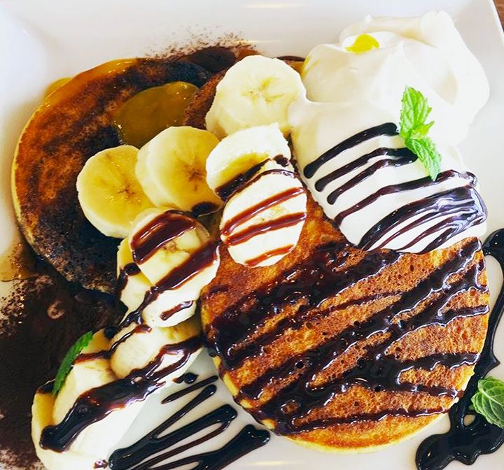 デザートに食べていく方も多いという人気メニュー「チョコバナナパンケーキ」