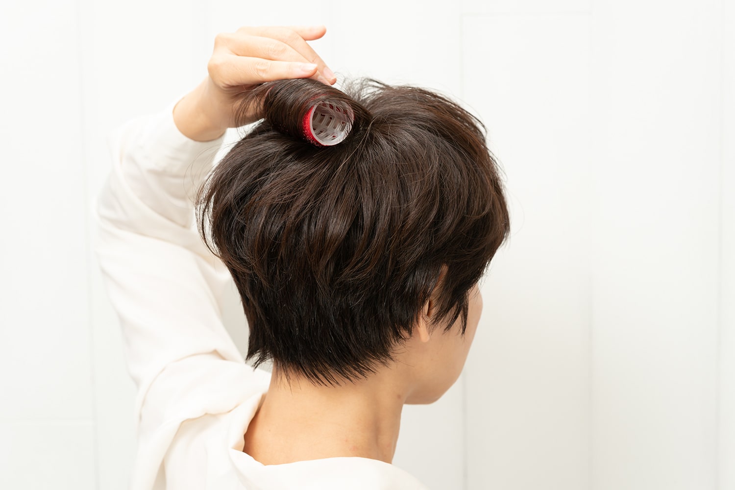 根元から巻くことでふんわりとした印象になります。