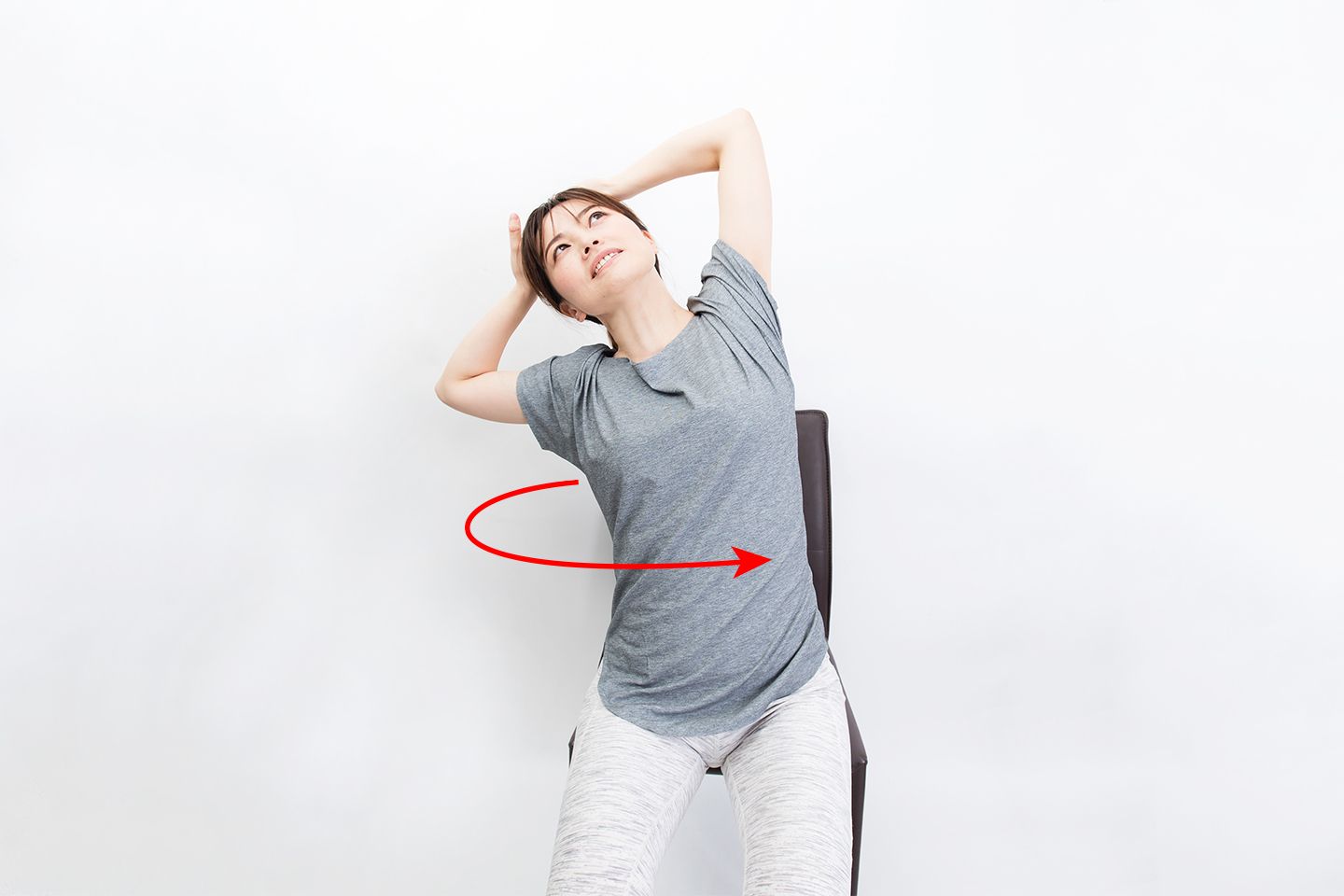 上半身を肋骨の辺りから大きくまわしている様子