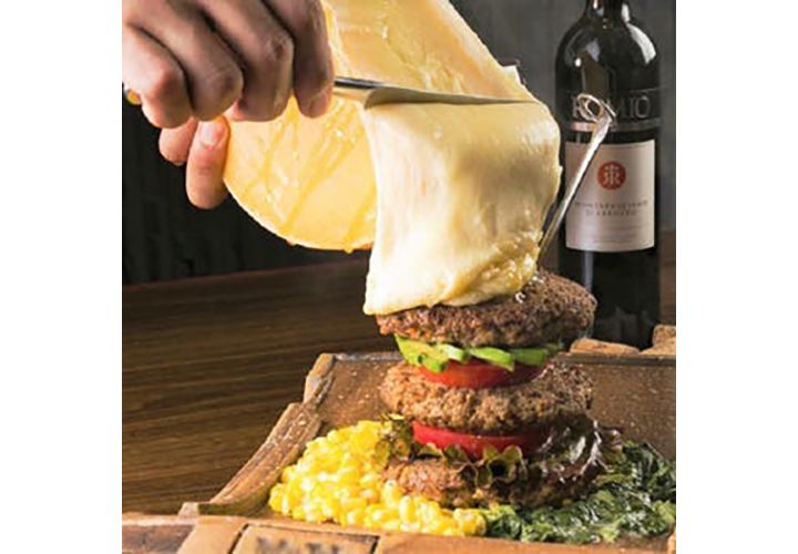 「GRILL&Cafe Dining Tefu Tefu恵比寿店」の「マウンテン肉バーガーwith花畑牧場ラクレットチーズ」(渋谷区恵比寿)