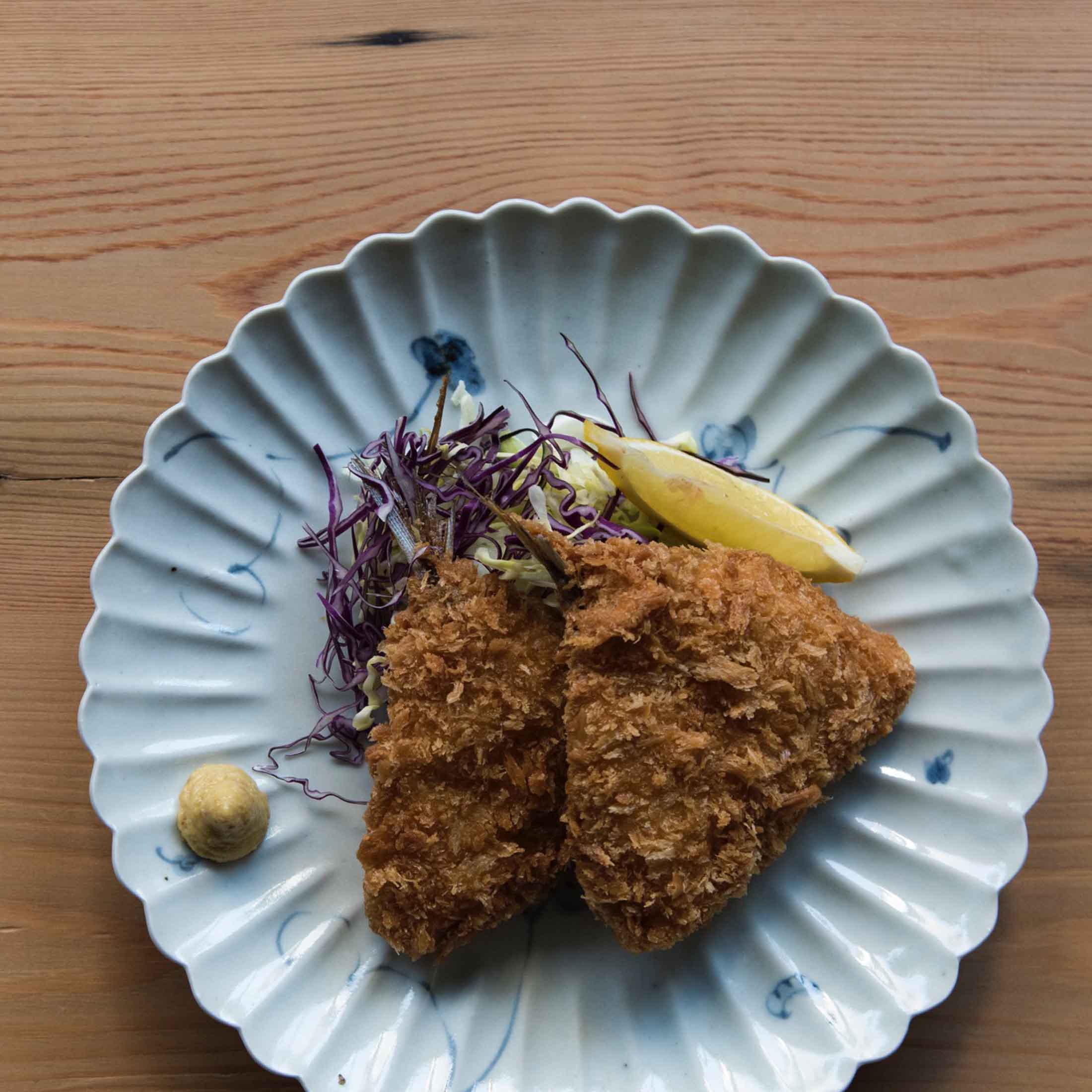 「一角」の料理の一例、居酒屋の王道メニュー「アジフライ」。カジュアルな居酒屋料理の中に、フレンチのエッセンスが巧みに配剤されている。