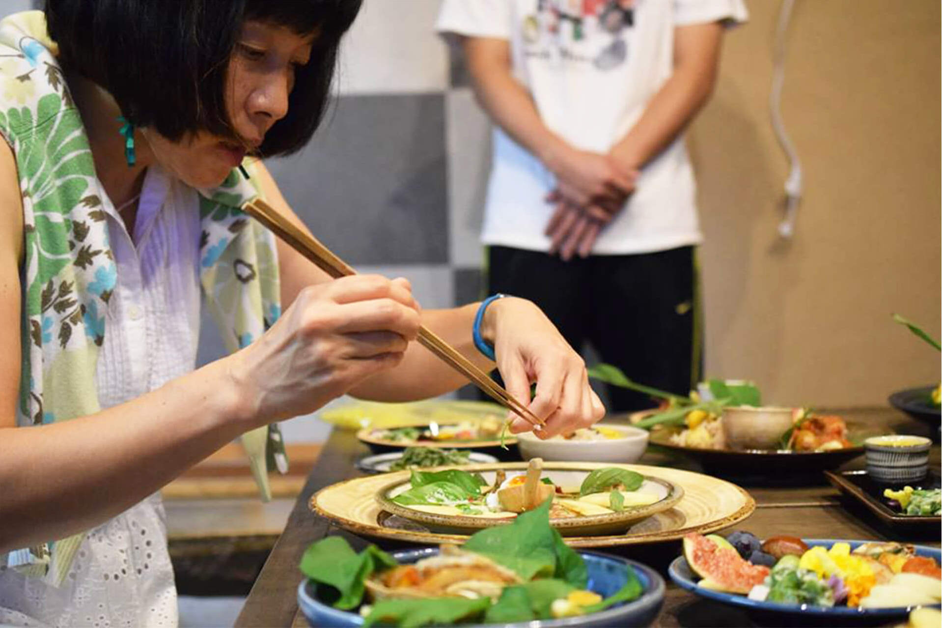 盛り付けデモンストレーション中の飯野さん