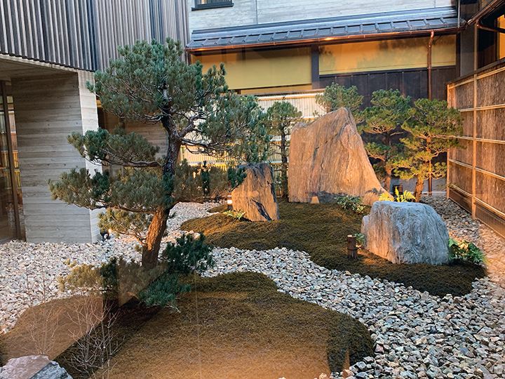 割烹いずみやフロントからも望める坪庭。和歌山から運ばれてきた紀州青石3石を配し、一番大きいもので3トン近くあるそう