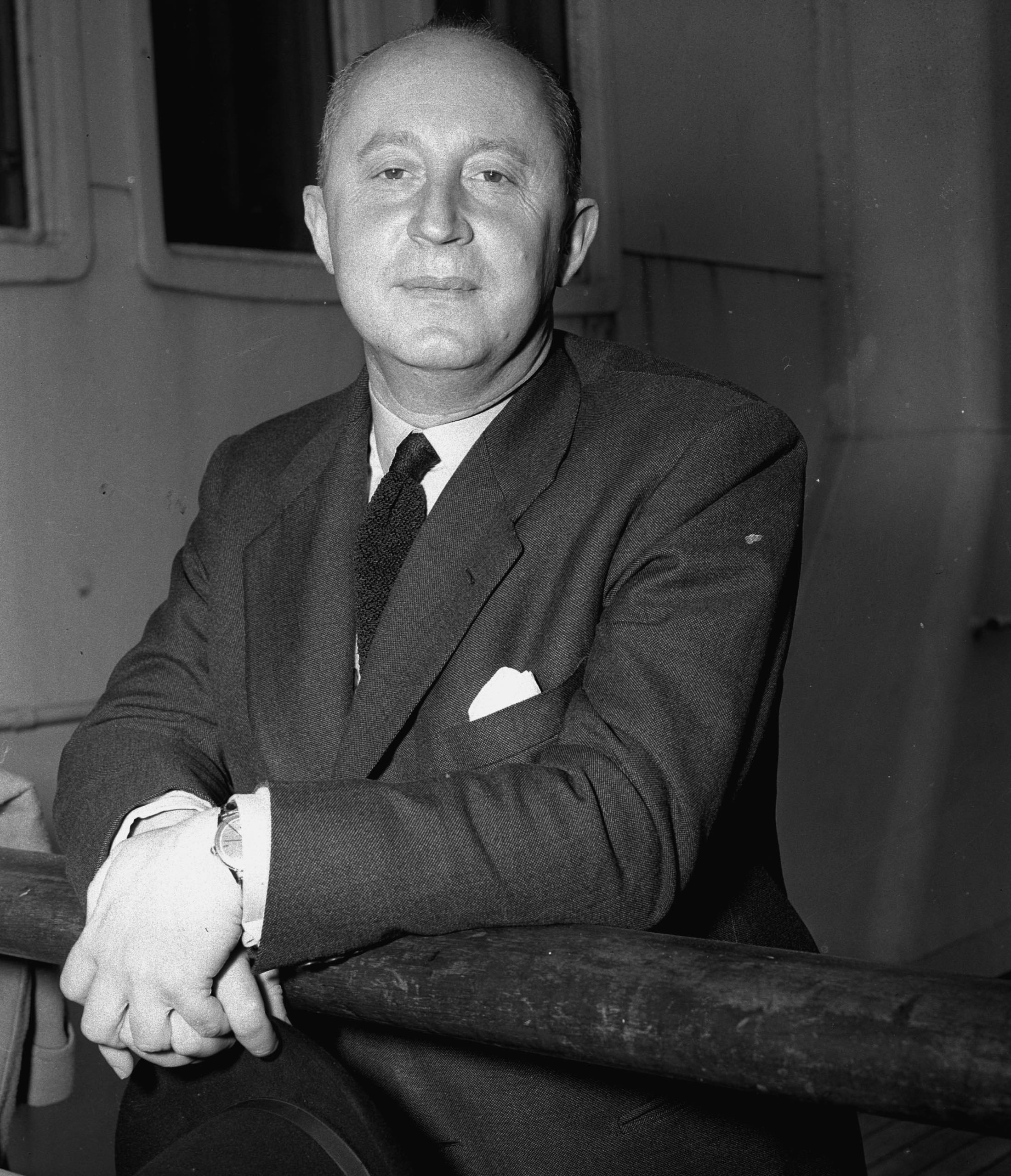 パリのオートクチュール界に君臨したデザイナー、クリスチャン・ディオール(1905~1957年)。自身の着こなしは徹底したクラシック嗜好。写真:AP/アフロ