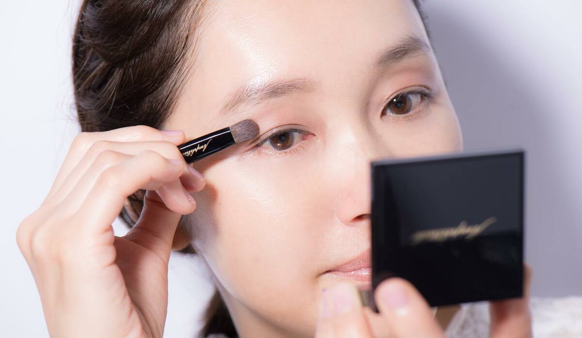 目まわりの くすみ と たるみ は 最旬アイメイクでカバーできる Precious Jp プレシャス