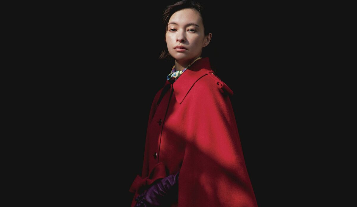 グッチ」おしゃれにドラマをもたらすトラッドな “赤” のケープコートに