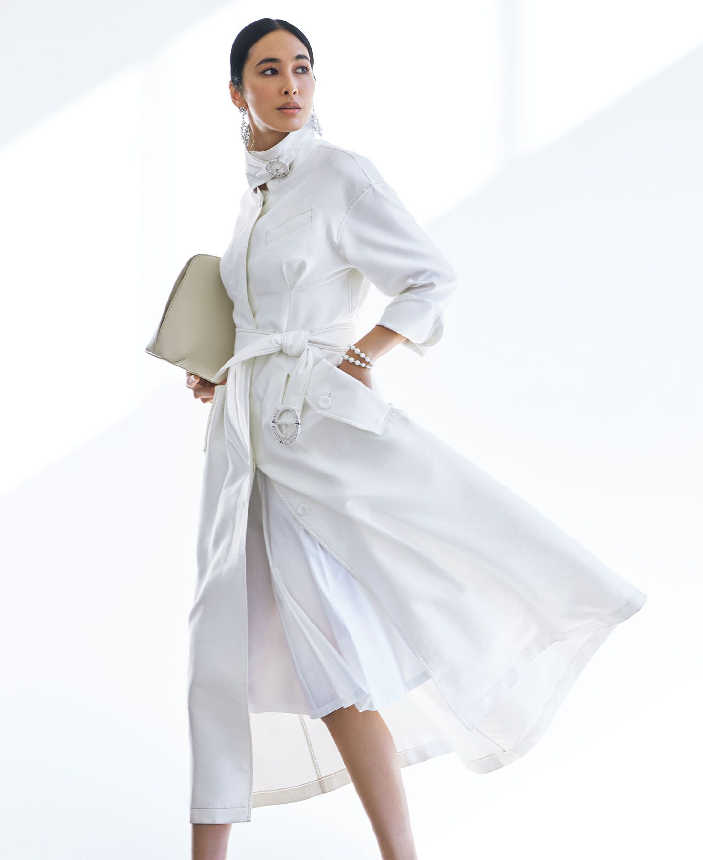 「ジョルジオ アルマーニ」清新な白のドレスコートで洗練された“大人のホワイトコーデ”を実現 | Precious.jp（プレシャス）