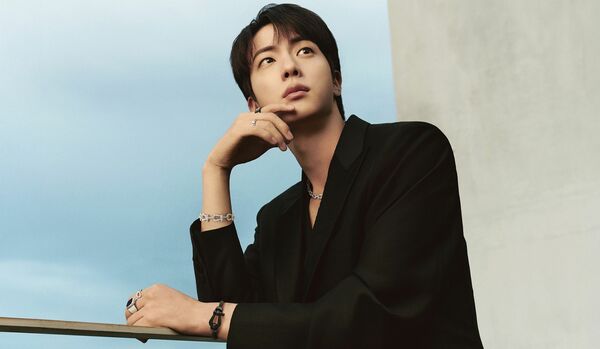 BTS・JINさんのインタビュームービー公開!「フレッド」新アイコンジュエリー『フォース10 ライズ』 など着用ジュエリーを大公開