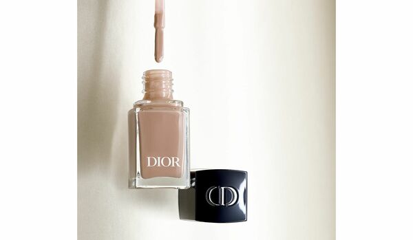 グレージュの絶妙な色味は唯一無二！ 大人の手元を美しくかっこよく魅せる人気ネイル『ディオール ヴェルニ』206に注目！