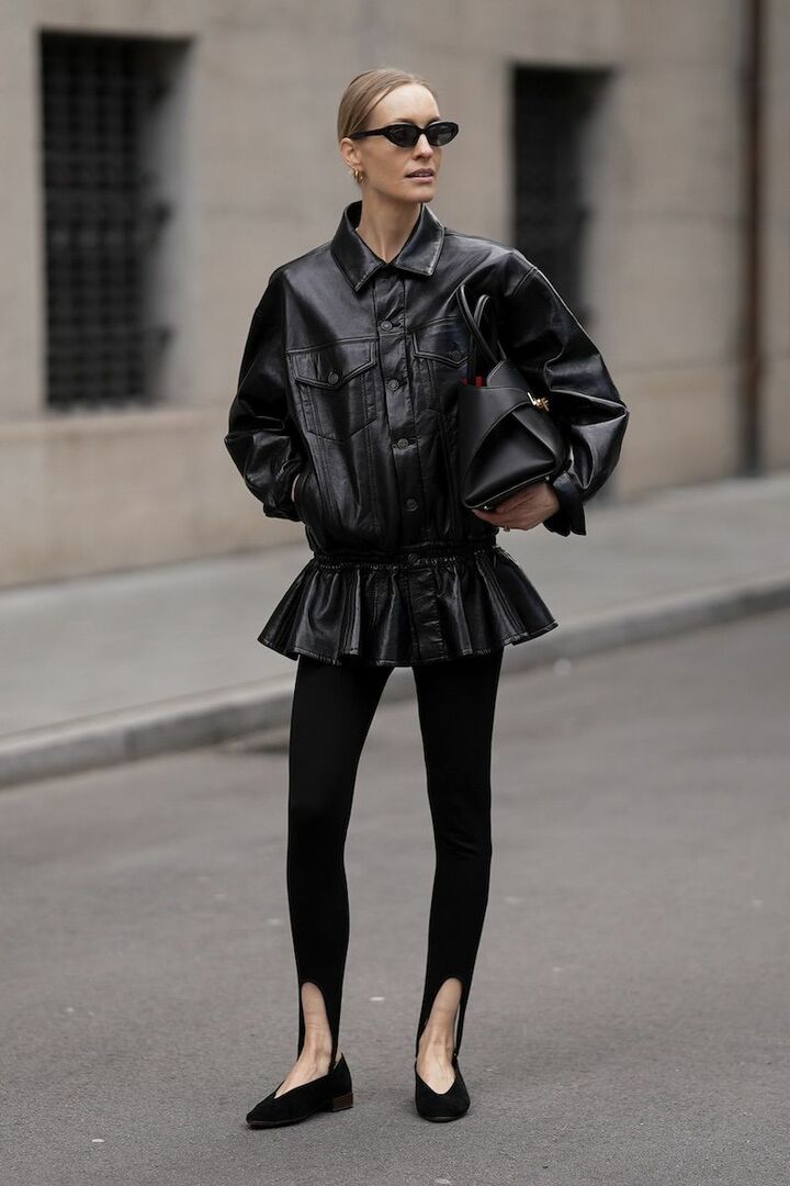 ちらっと覗くバッグのインナーカラーや、ゴールドイヤリングの煌めきがさりげなく効いています。