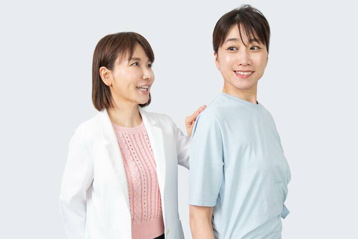 2人の女性 ストレッチの指導をしている