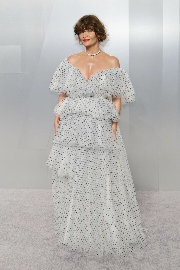 RVNG Coutureのドレスを着用。