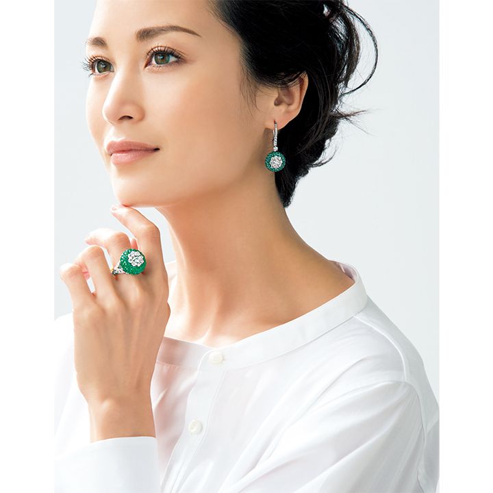 今年、創造性を表すグリーンを、極上のエメラルドで身につけて。ドーム型に並ぶまばゆいエメラルドのパヴェとダイヤモンドの力強い色合いにパワーがみなぎる。『ザハローコレクション』イヤリング[ホワイトゴールド×エメラルド×ダイヤモンド]￥5,879,630・リング[ホワイトゴールド×エメラルド×ダイヤモンド]￥10,555,556（グラフ）、ブラウス￥68,000（ディースクエアード東京〈ディースクエアード〉）　[Precious2019年2月号82-83ページ] 　