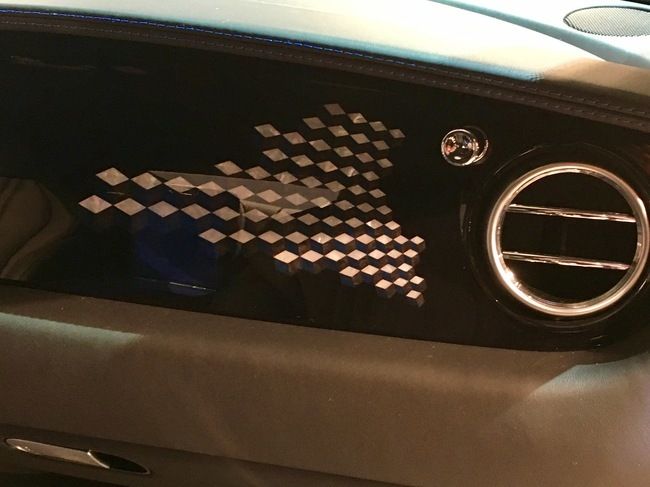 「コンチネンタルGT V8Sムーンクラウド・エディション」は、インテリアの随所にブルーをアクセントとして使用。助手席側のピアノブラック・ウッドパネルには幾何学模様の細工があしらわれている。