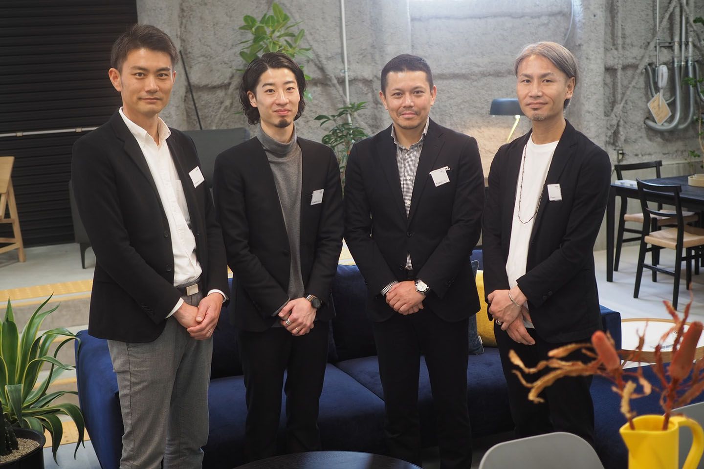 MODERN WORKSの企画メンバーの佐藤広達さん、中村健太郎さん、事業部長 井上和亮さん、野村大樹さん(写真左から)