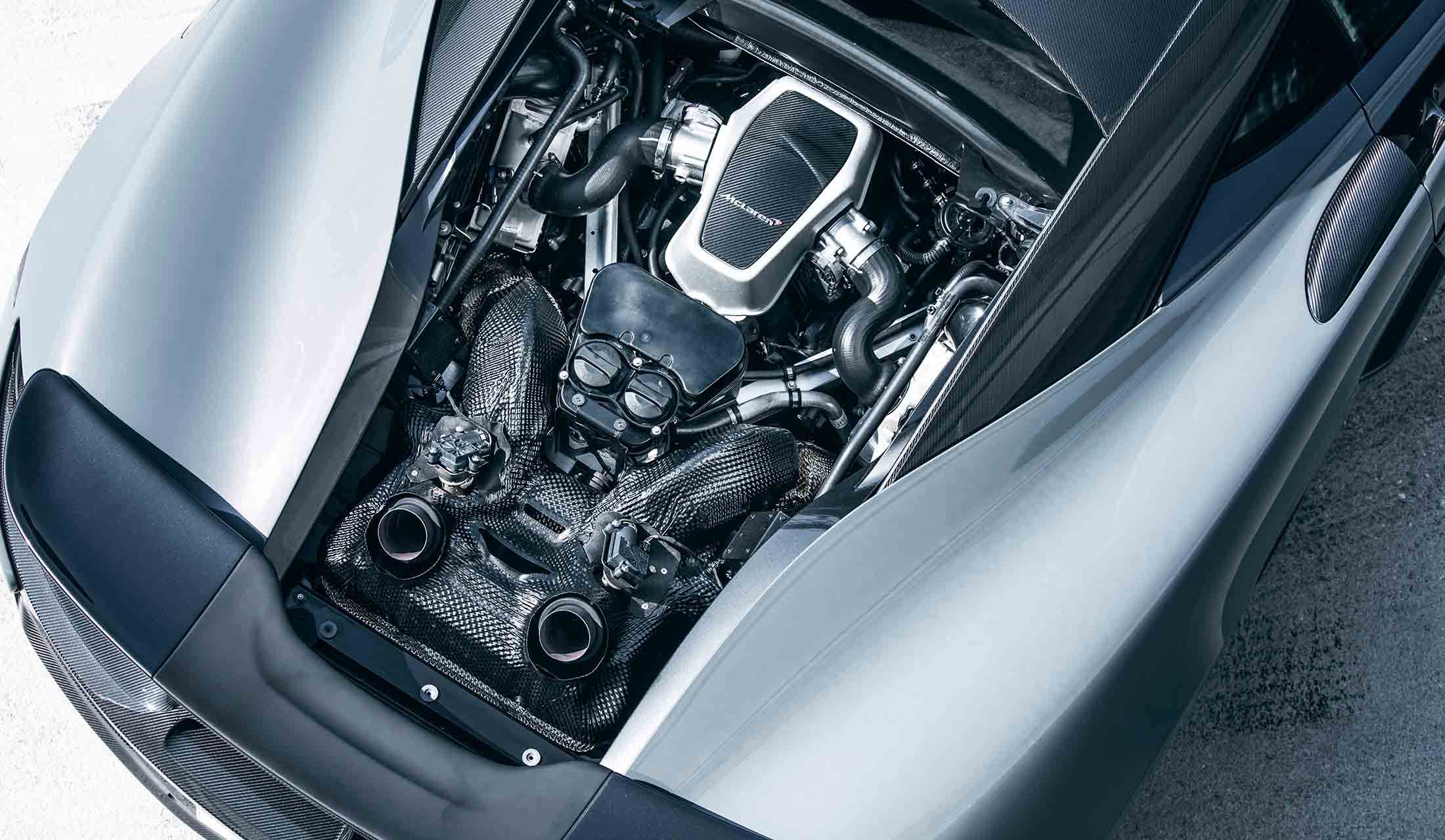最高出力600馬力のV8エンジンをキャビン後方にレイアウト。