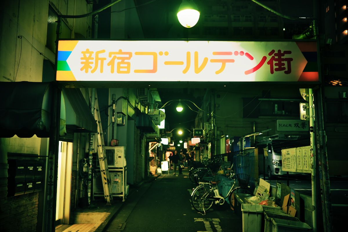 このゲートをくぐると、多様な店がひしめき合う