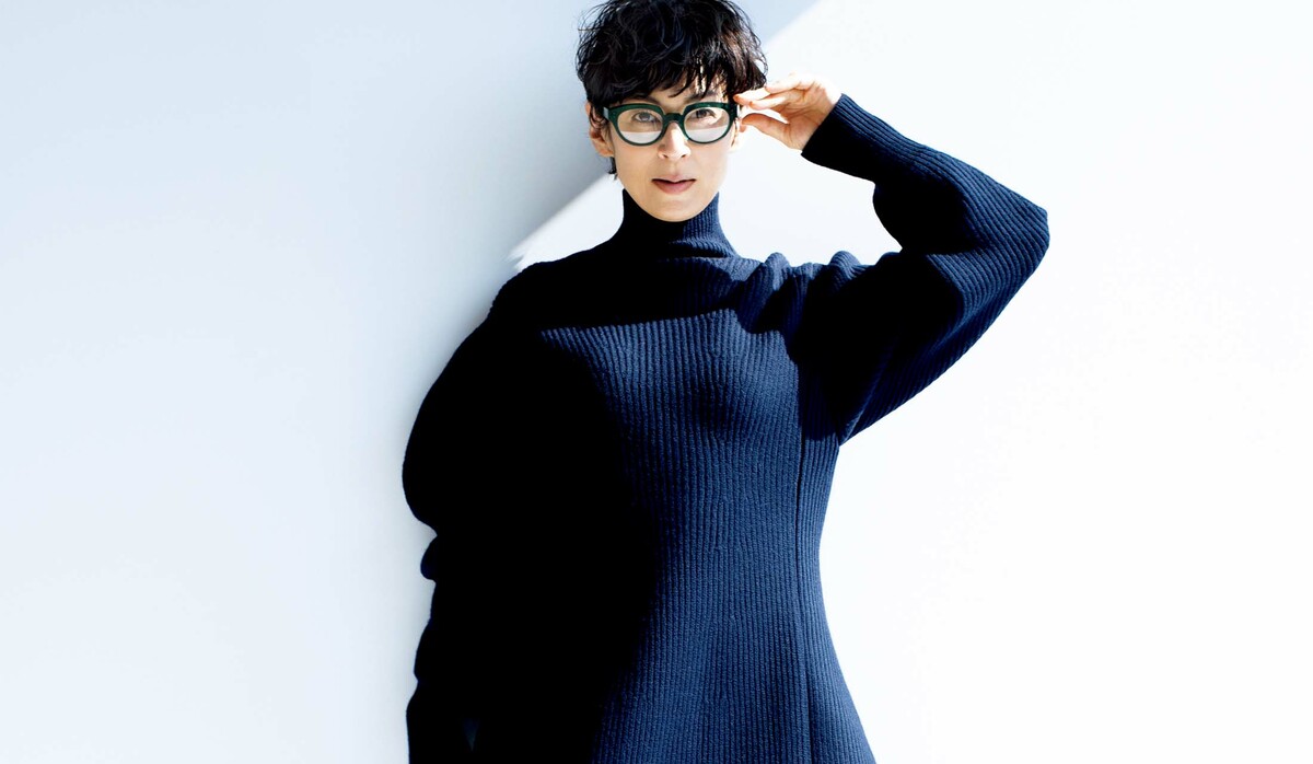 鈴木保奈美さんがモードに纏う【最旬メガネ「クリアカラーセル」】小顔