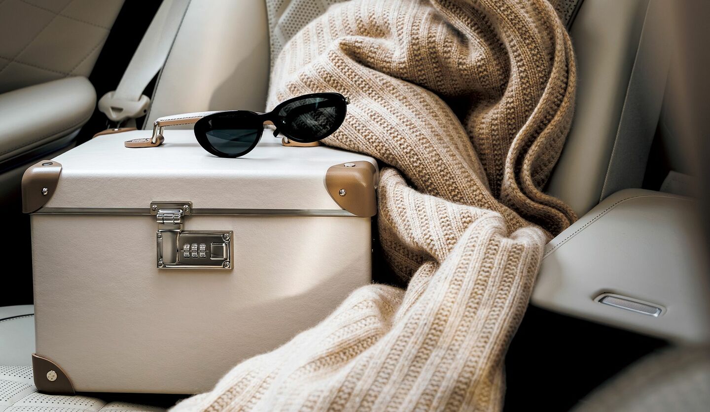 自動車内に置かれたバニティケース、ストール、サングラス