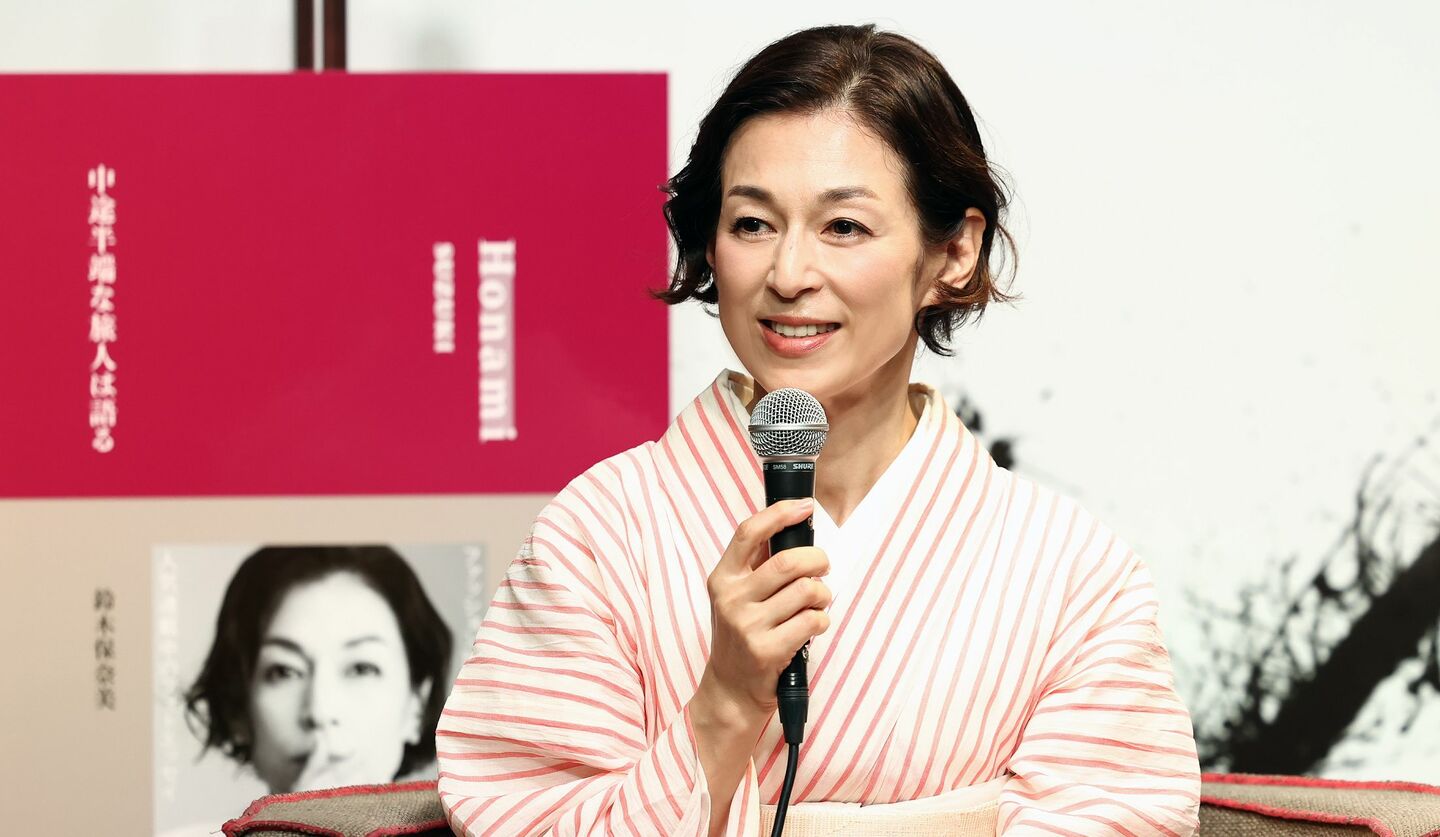 俳優の鈴木保奈美さんの最新刊2冊発売を記念したトークイベントに登場した保奈美さんの画像