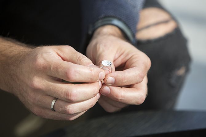 NATUR & NICOLAI BERGMANNのリングを手にするニコライさん