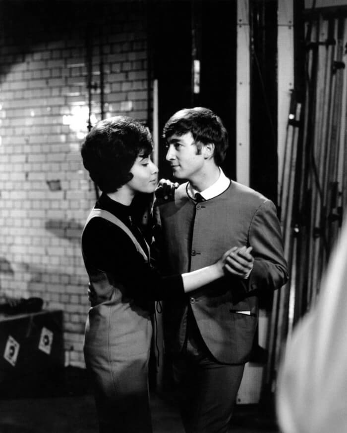 左は、ヘレン・シャピロ。