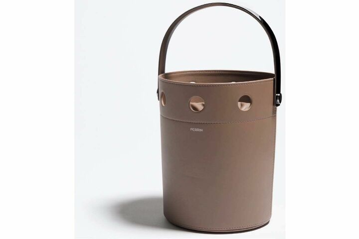 バッグ［縦34×直径18cm］￥205,000（ザシークレットクロゼット神宮前〈ペラン〉）