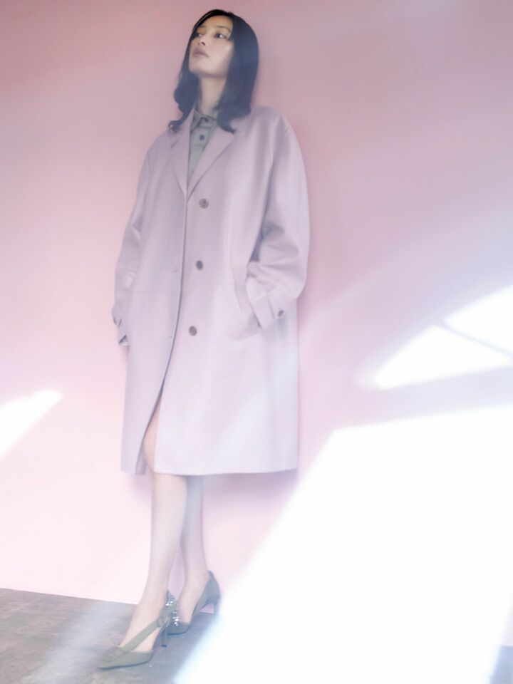 プラダのレザーコートを纏った大政 絢さん