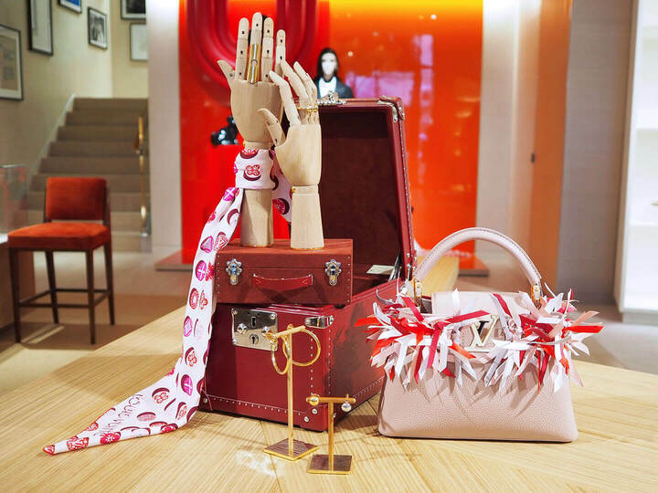 日本のおみくじに着想を得たという限定バッグ「カプシーヌ」。カプシーヌ BB￥555,000[縦20×横27×奥行9cm]（税抜）