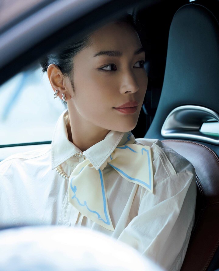 スカーフを着用したモデルの大塚まゆかさん