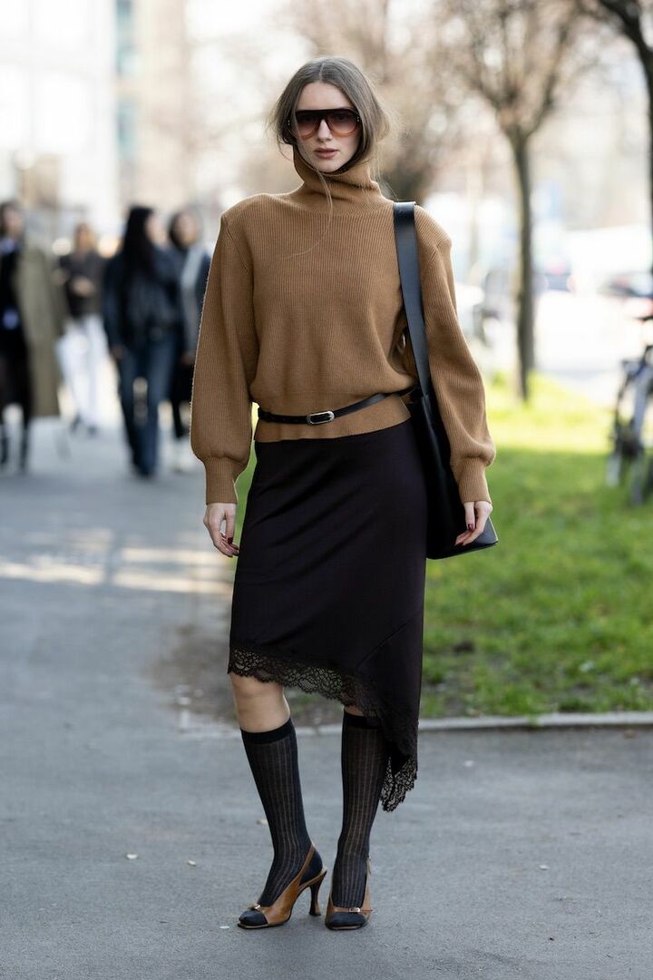 柔らかな素材と配色だから、バッグはソリッドなデザインを指名してメリハリを。