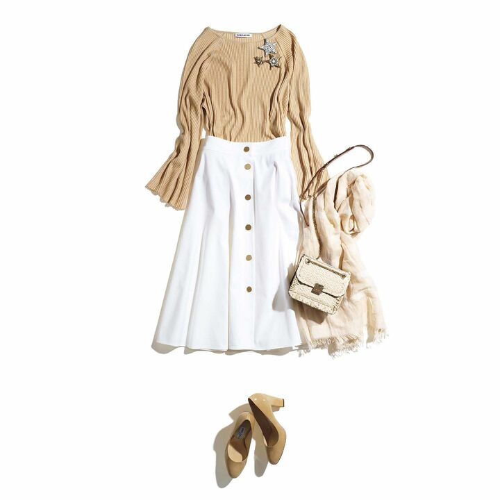 ニット￥58,000（コロネット〈エリザベス アンドジェームス〉）、スカート￥85,000（エスカーダ・ジャパン〈エスカーダ〉）、ブローチ［３個セット］￥110,000（サン・フレール〈レ・コパン〉）、ストール￥18,000（アノア〈リビアナ・コンティ〉）、バッグ￥130,000・靴￥80,000（JIMMY CHOO）