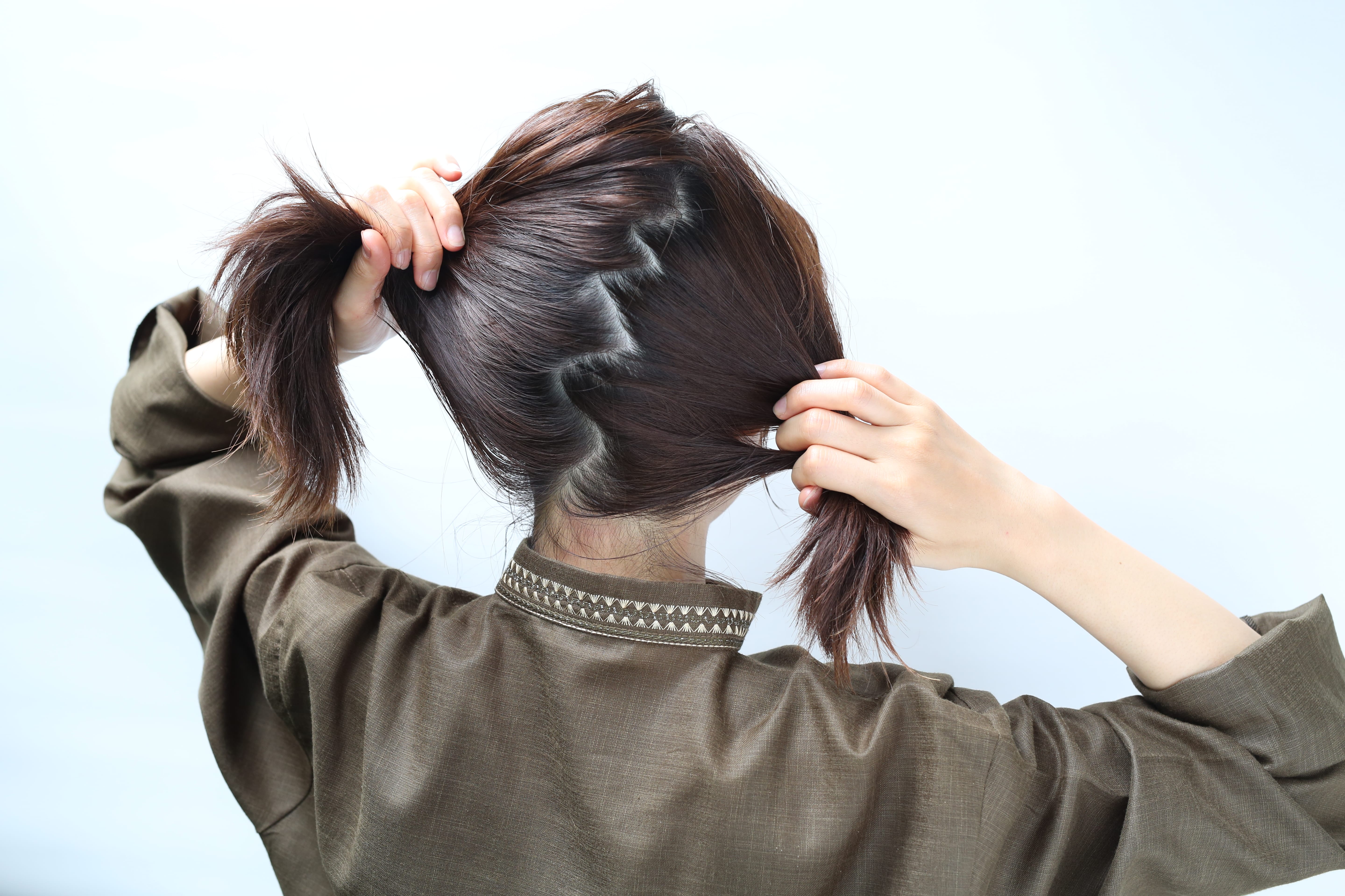 斜めに分けるのがコツ。分け目をギザギザにすることで、白髪が目立たない効果も。