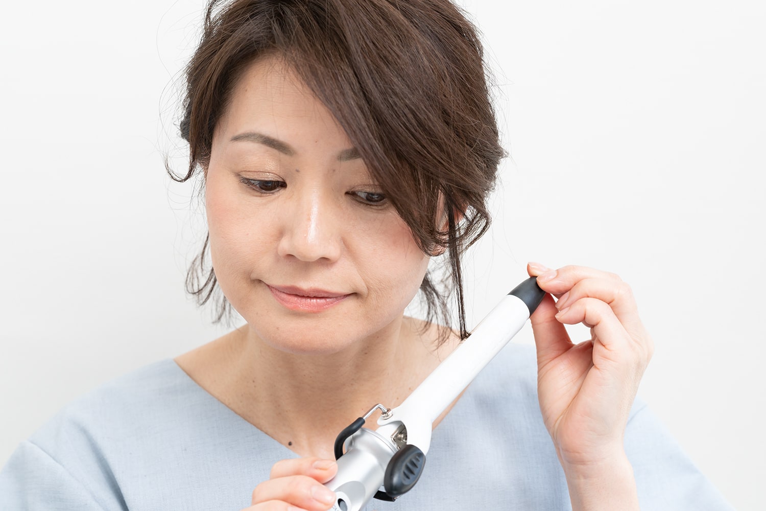 コテは19mmを使用。25mm以下のできるだけ細いものを使って。後れ毛の中間から毛先にかけて外巻き、内巻きとMIXに。