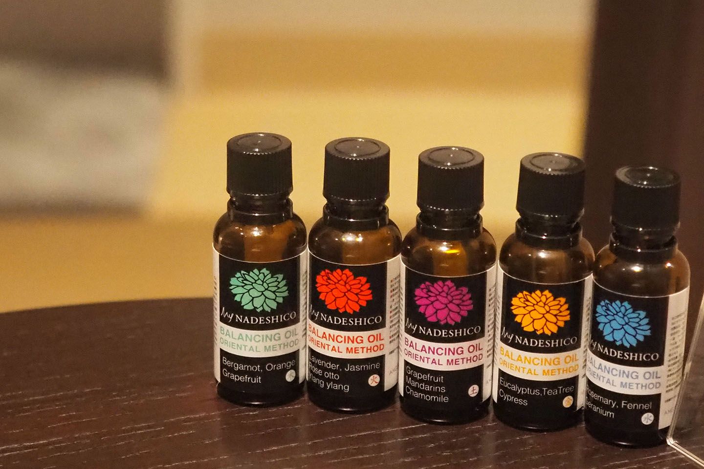 「NADESHIKO SPA」で使用しているオイルは、5つのあらかじめブレンドされたものから選ぶスタイル。オイルも販売しています。