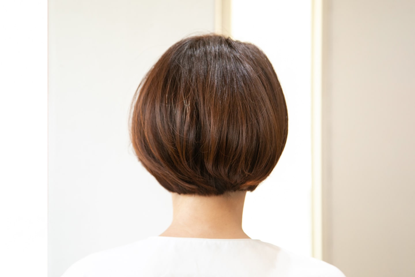 「顔周りと襟足にエイジングによるクセが出てきています。襟足ギリギリのワンレングスボブで、シルエットとカットラインを出すことで、毛先まで均一なツヤ感を。重くなりやすい部分は、内側を毛量調節してスッキリとさせています。前髪がないので、分け目によってカジュアルにもモードにもアレンジできますよ」(中島さん)