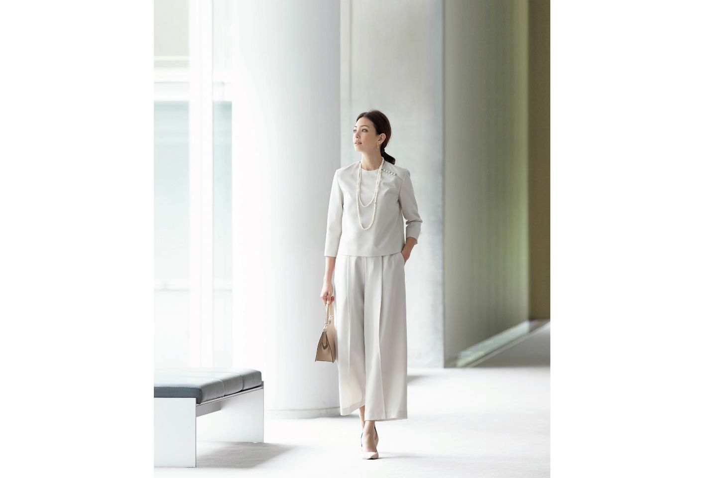 ブラウス・パンツ(ストラスブルゴ〈ハイアリン〉)、ピアス・ネックレス(TASAK〈IM/G TASAKI〉)、バッグ(モラビト 東京ミッドタウン店〈モラビト〉)、靴(ピエール アルディ 東京〈ピエール アルディ〉