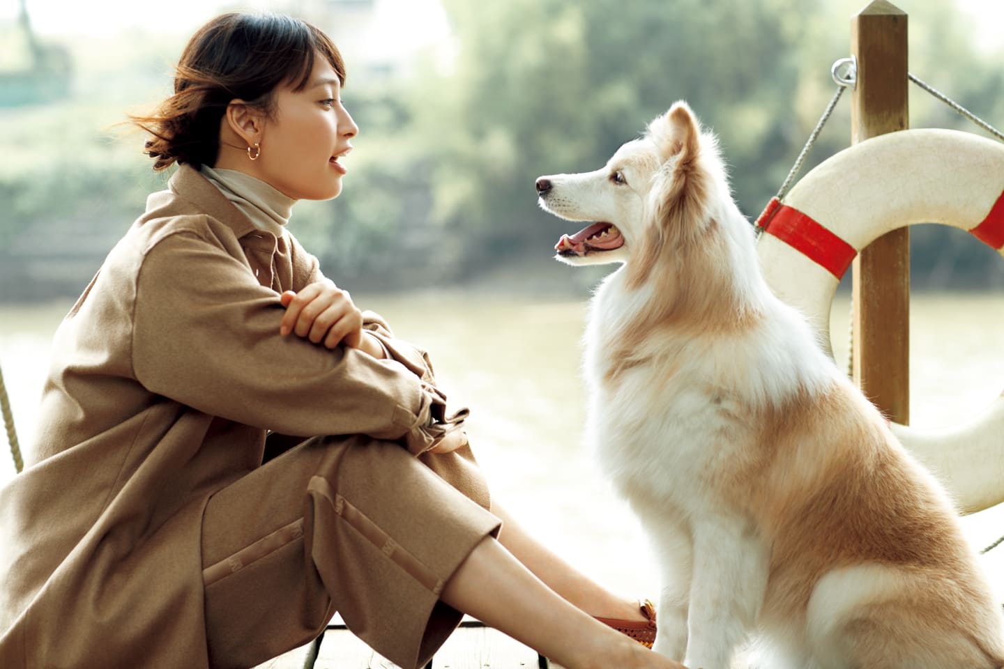 シャツブラウス¥96,000・パンツ¥96,000・ニット¥51,000(マックスマーラ ジャパン〈マックスマーラ〉)、イヤリング¥420,000(ピアジェ)、靴¥73,000(トッズ・ジャパン)