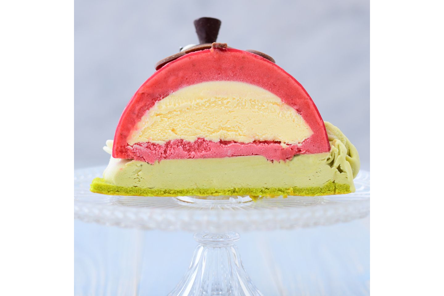木苺のさっぱりしたフレーバーのおかげで食べやすい。切るのはちょっとかわいそう?