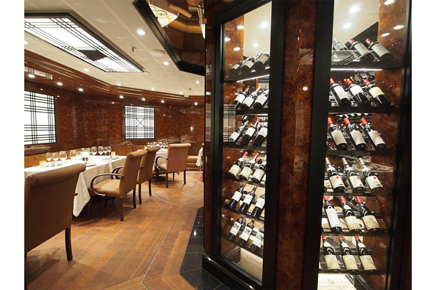 スペシャリティー・レストランでの飲食代は基本料金には含まれていない