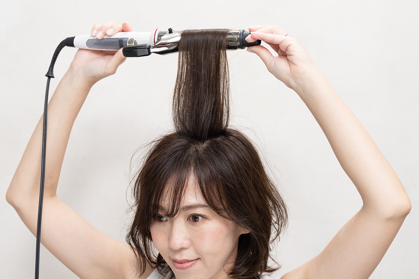 毛先から根本まで巻き込むのがコツ。髪の表面にふんわりとした空気感が。