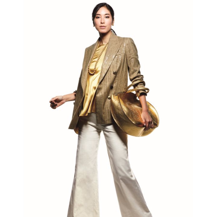 ジャケット・ブラウス・パンツ(ブルネロ クチネリ ジャパン)、ネックレス・ピアス・リング(TASAKI)、バッグ(J&M デヴィッドソン 青山店) 撮影/熊澤 透 BY:『Precious3月号』小学館、2019年