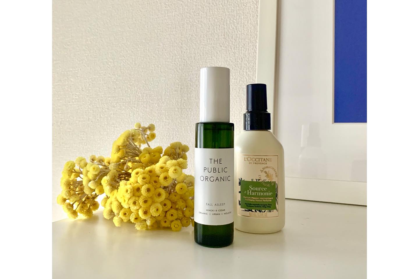 左から/精油の芳香成分が嗅覚を刺激し、睡眠ストレスへアプローチ。シダーウッドとヒノキの精油のウッディな香りが心を落ち着け、健やかな眠りへと誘う。ザ パブリック オーガニック スーパーディープナイト ホリスティック精油ピローミスト FALL ASLEEP 60mL ¥2,800円、サイプレスやユーカリ、ジュニパーなどの香りが、心のリズムをリズムを整える。ロクシタン プロヴァンスアロマ ルームフレグランス ハーモニー 100ml ¥3,800