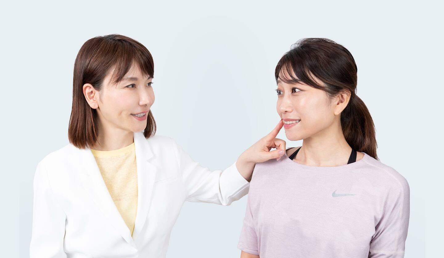 並んでいる二人の女性　メソッドの指導をしている