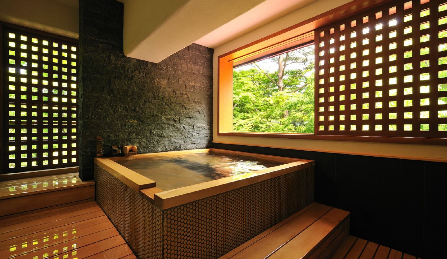 「那須別邸 回」の客室の半露天風呂