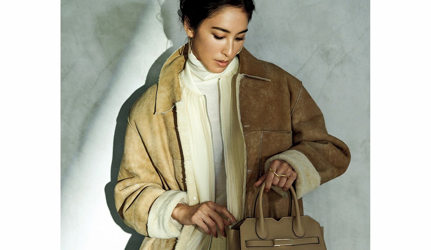 オーラリーのムートンブルゾンを着用したモデルの立野リカさん