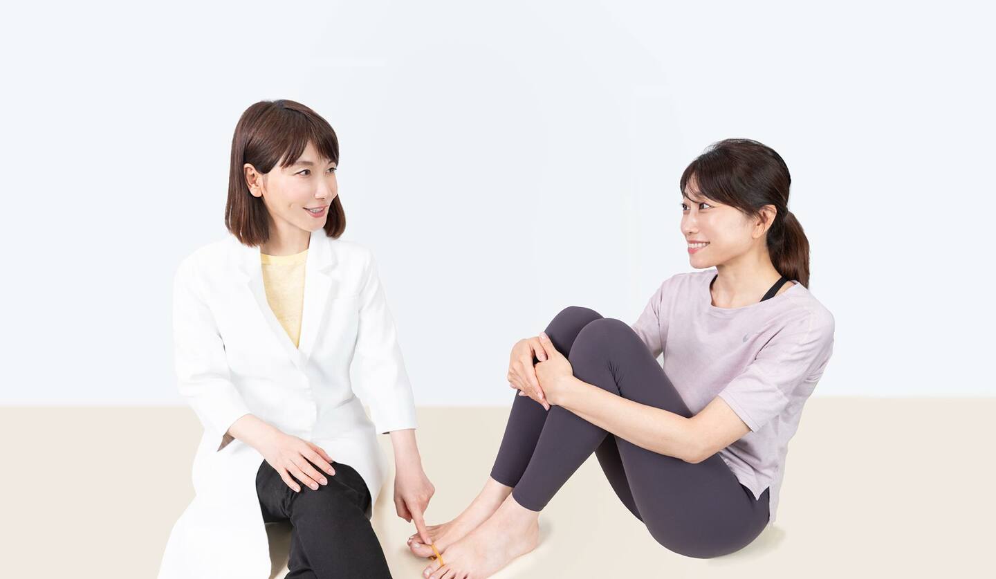 二人の女性　トレーニングの指導をしている