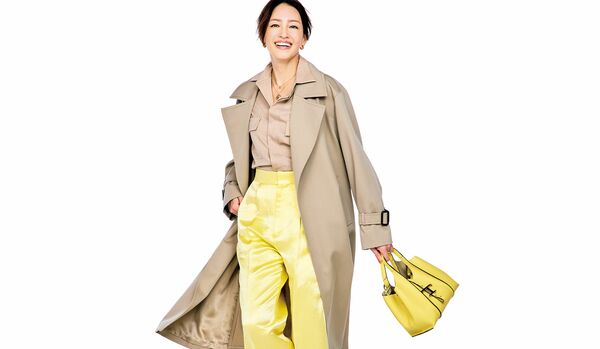 心弾むビタミンカラー「ベージュ×イエロー」の装い｜トレンチをクリアにトーンアップして、フレッシュな佇まいに