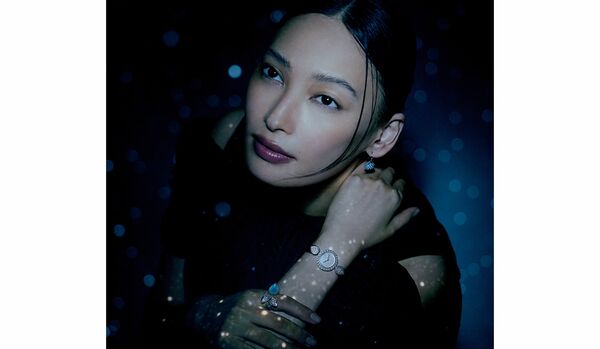 大政 絢さんの手元を彩る「ブシュロン」の時計｜連なるダイヤモンドの煌めきが、流れる時の輪郭を美しく可視化する