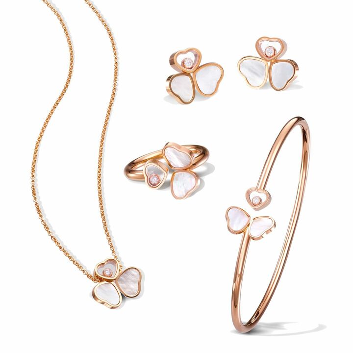 「ハッピーハート ウィング」ネックレス￥295,000・ピアス￥380,000・バングル￥360,000・リング￥245,000[全て18Kローズゴールド×マザーオブパール×ダイヤモンド]